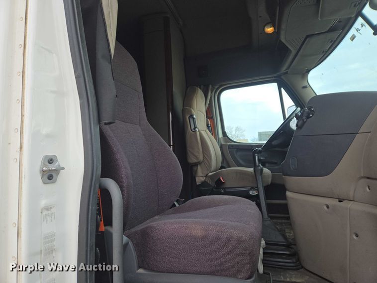 image for item EB1254 2015 Freightliner Cascadia semi truck