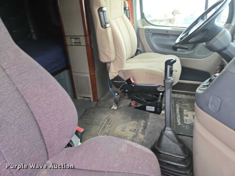 image for item EB1254 2015 Freightliner Cascadia semi truck