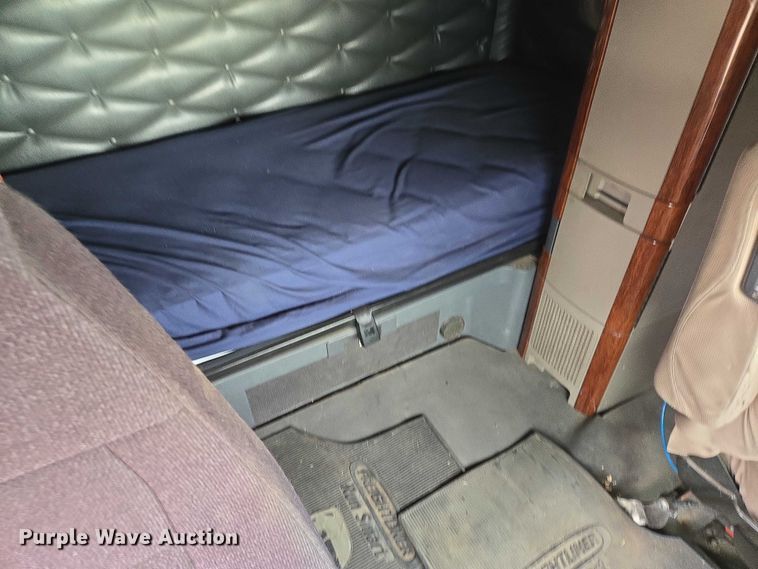 image for item EB1254 2015 Freightliner Cascadia semi truck