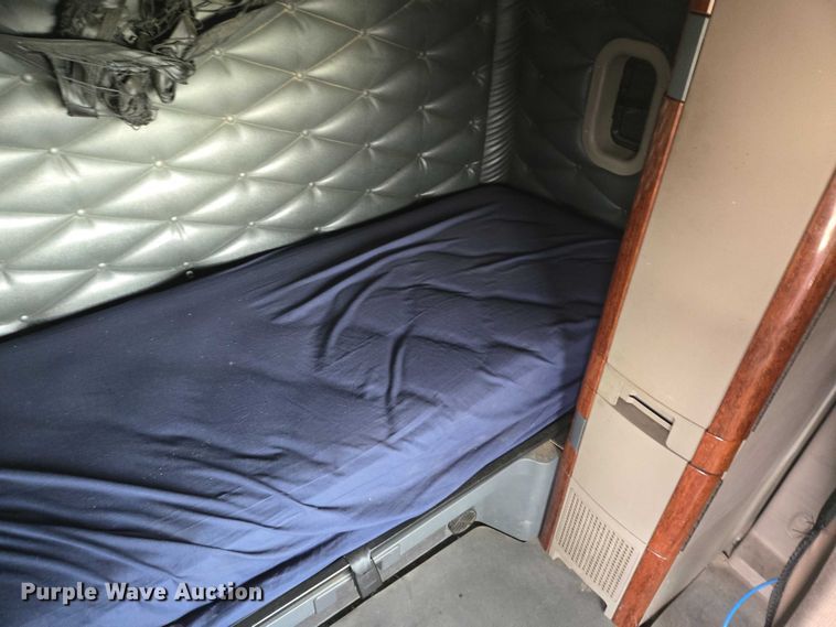 image for item EB1254 2015 Freightliner Cascadia semi truck