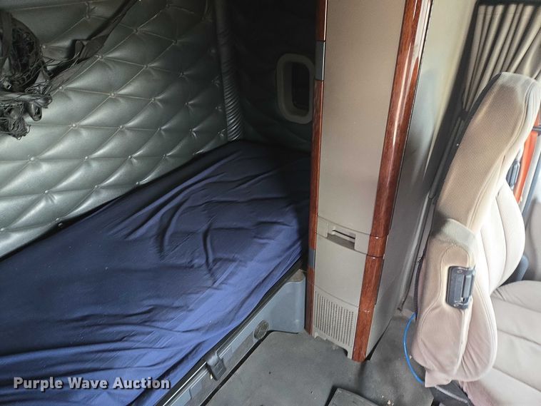 image for item EB1254 2015 Freightliner Cascadia semi truck