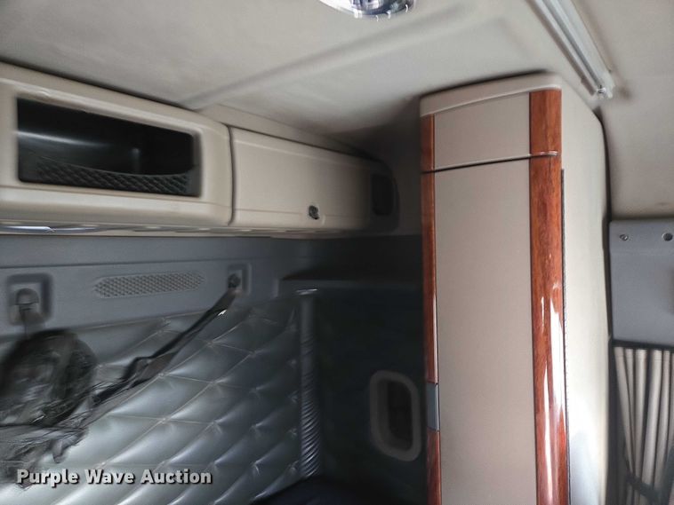 image for item EB1254 2015 Freightliner Cascadia semi truck