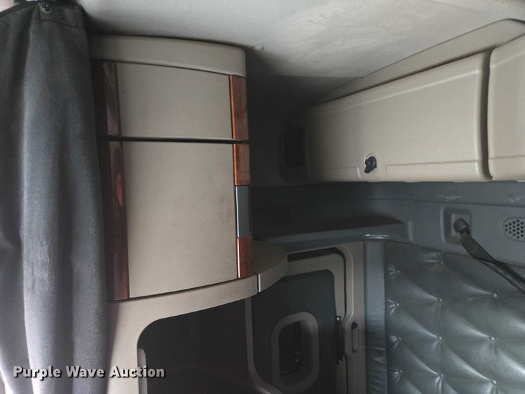 image for item EB1254 2015 Freightliner Cascadia semi truck