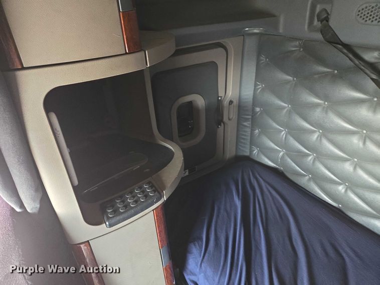 image for item EB1254 2015 Freightliner Cascadia semi truck