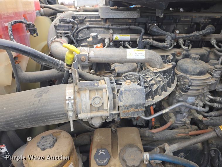 image for item EB1254 2015 Freightliner Cascadia semi truck