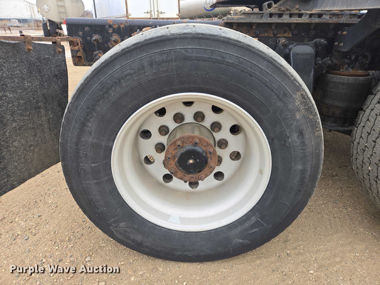 image for item EB1254 2015 Freightliner Cascadia semi truck