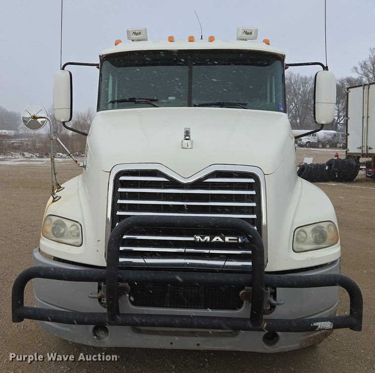 image for item EB1255 2015 Mack CXU613 semi truck