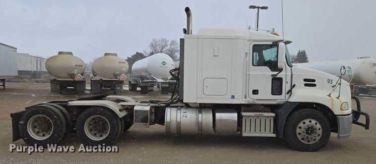 image for item EB1255 2015 Mack CXU613 semi truck