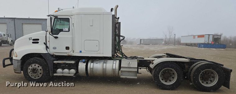 image for item EB1255 2015 Mack CXU613 semi truck