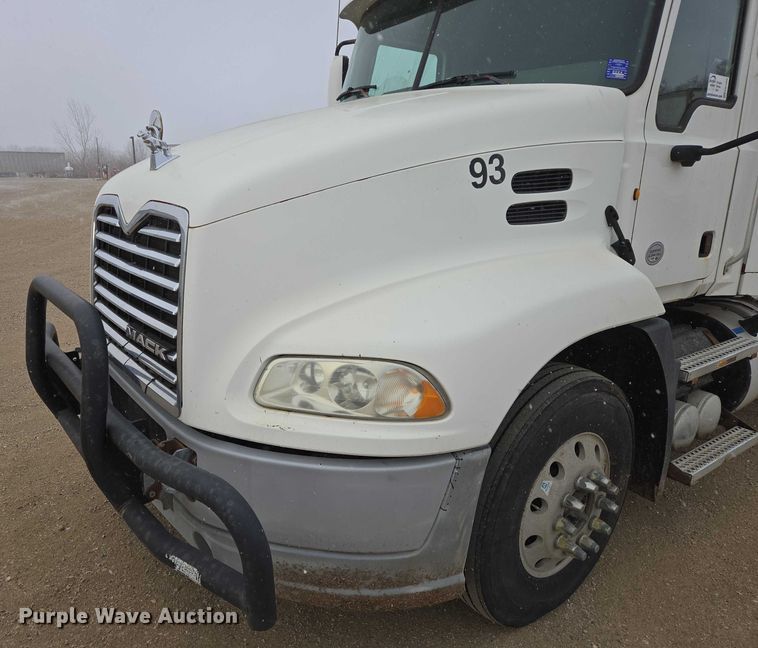 image for item EB1255 2015 Mack CXU613 semi truck