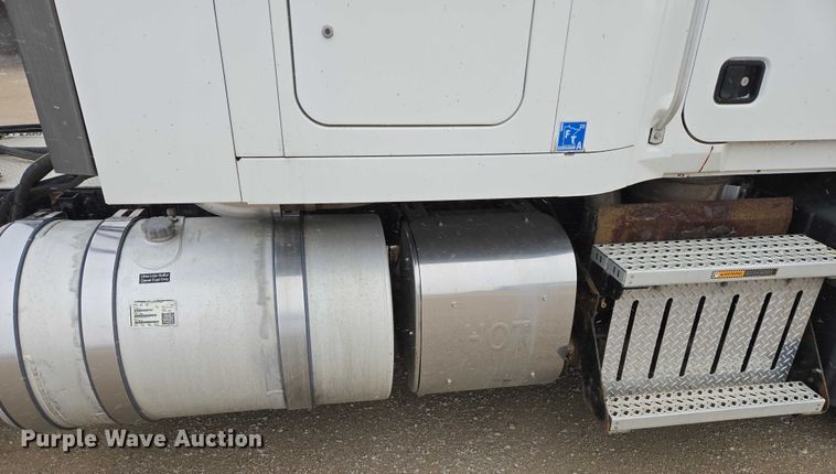 image for item EB1255 2015 Mack CXU613 semi truck