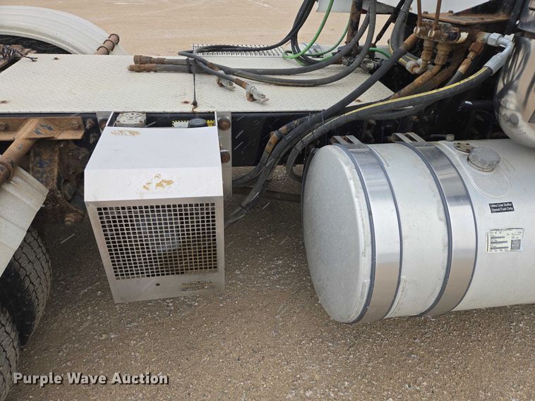 image for item EB1255 2015 Mack CXU613 semi truck