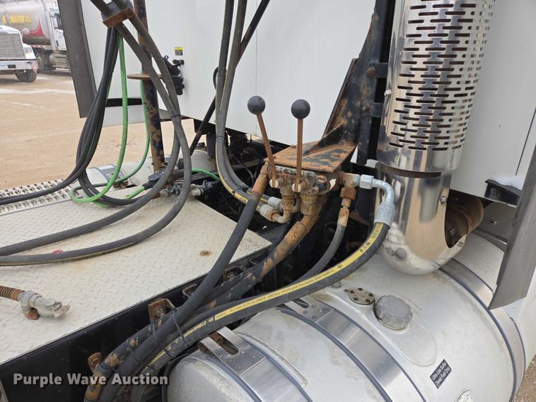 image for item EB1255 2015 Mack CXU613 semi truck