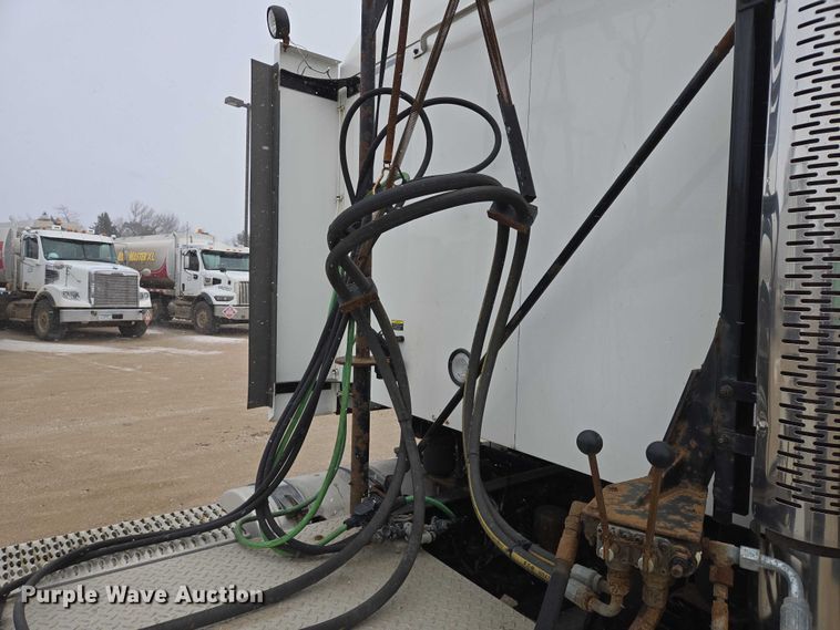 image for item EB1255 2015 Mack CXU613 semi truck