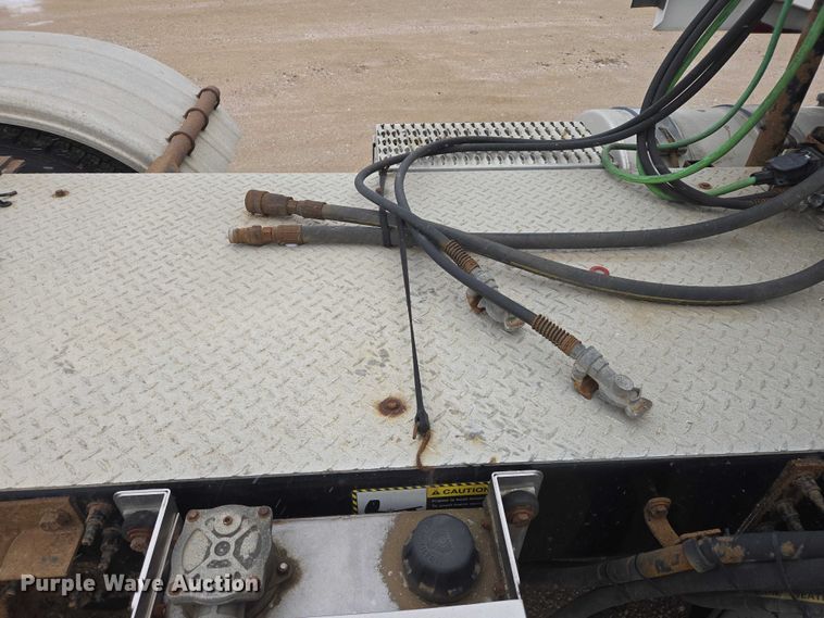 image for item EB1255 2015 Mack CXU613 semi truck