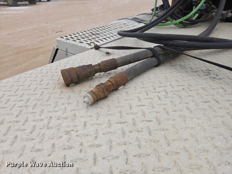 image for item EB1255 2015 Mack CXU613 semi truck