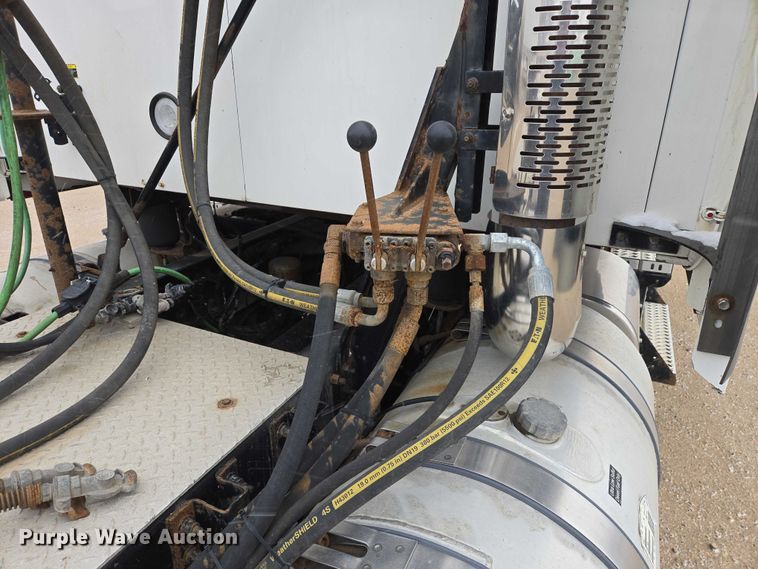 image for item EB1255 2015 Mack CXU613 semi truck