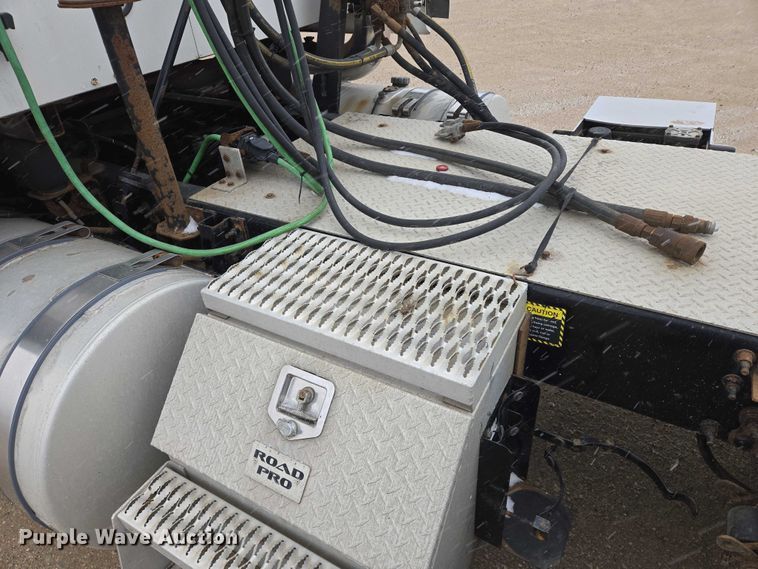 image for item EB1255 2015 Mack CXU613 semi truck