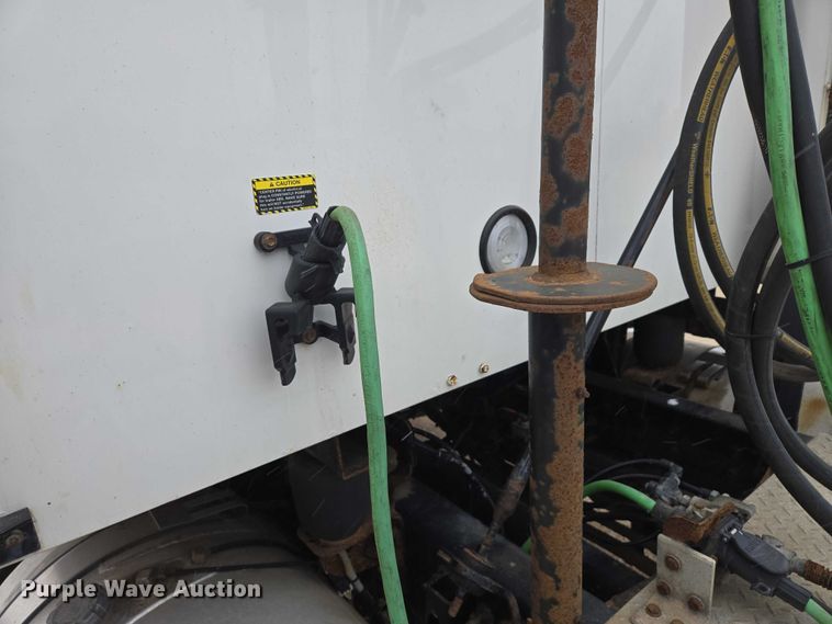 image for item EB1255 2015 Mack CXU613 semi truck