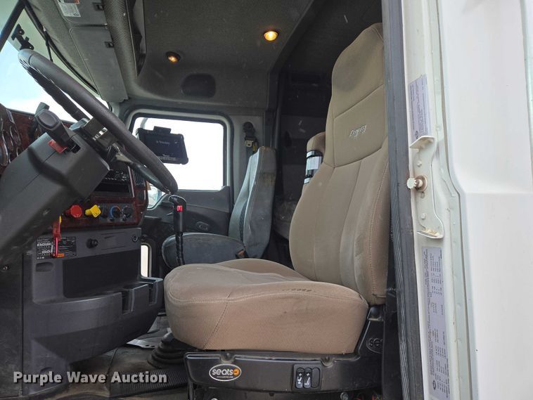 image for item EB1255 2015 Mack CXU613 semi truck