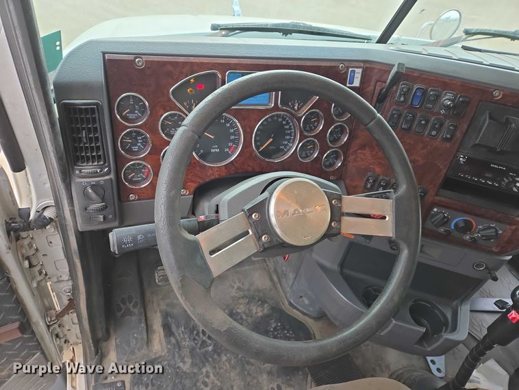 image for item EB1255 2015 Mack CXU613 semi truck