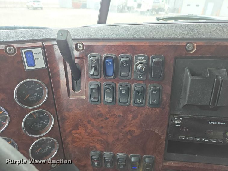 image for item EB1255 2015 Mack CXU613 semi truck