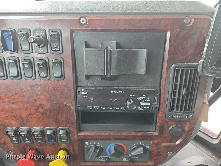 image for item EB1255 2015 Mack CXU613 semi truck