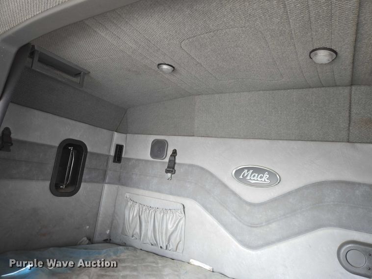 image for item EB1255 2015 Mack CXU613 semi truck