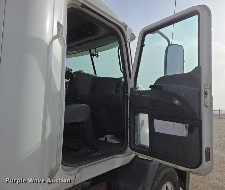 image for item EB1255 2015 Mack CXU613 semi truck