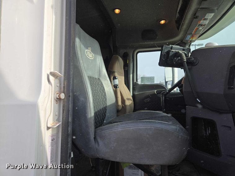 image for item EB1255 2015 Mack CXU613 semi truck