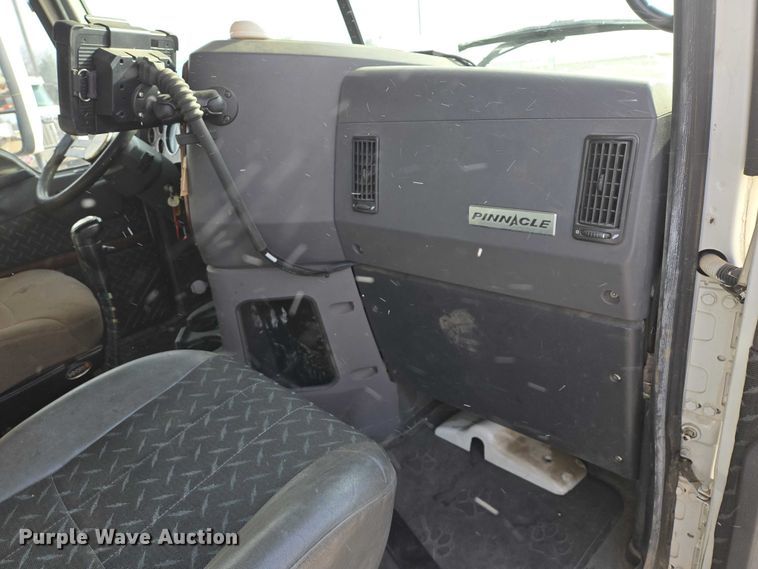 image for item EB1255 2015 Mack CXU613 semi truck