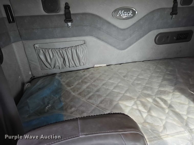 image for item EB1255 2015 Mack CXU613 semi truck