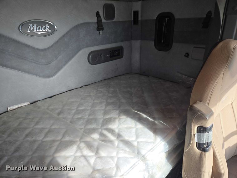 image for item EB1255 2015 Mack CXU613 semi truck