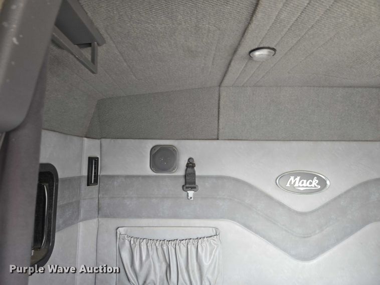 image for item EB1255 2015 Mack CXU613 semi truck