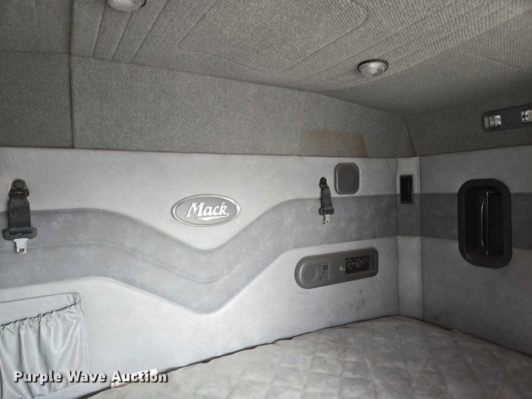 image for item EB1255 2015 Mack CXU613 semi truck