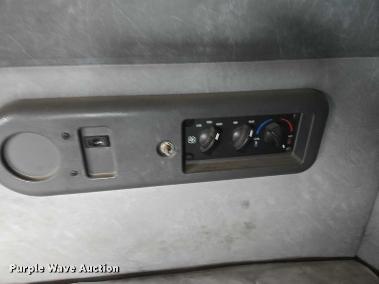 image for item EB1255 2015 Mack CXU613 semi truck