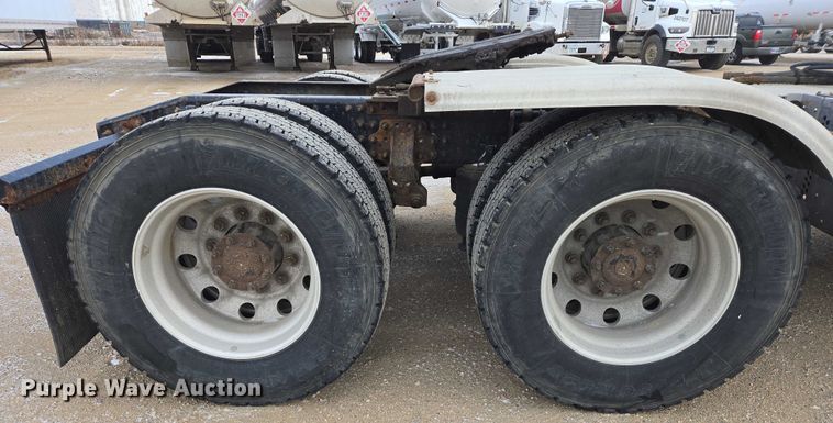 image for item EB1255 2015 Mack CXU613 semi truck