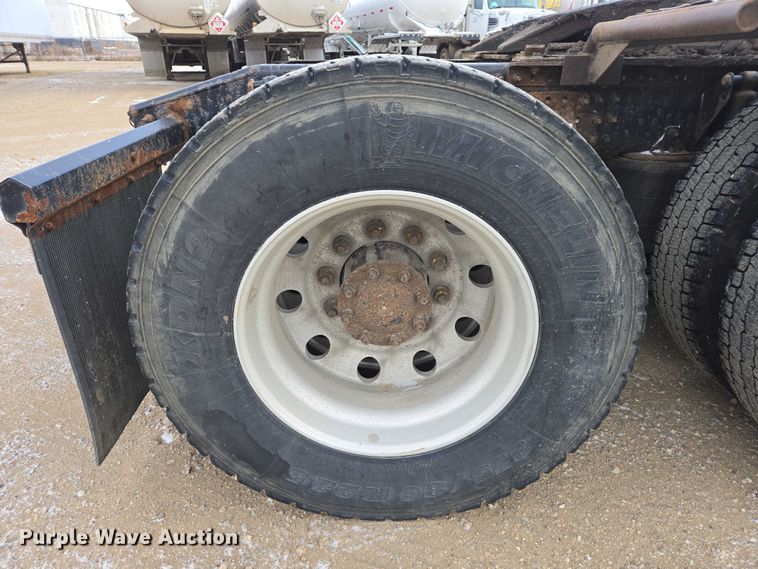 image for item EB1255 2015 Mack CXU613 semi truck