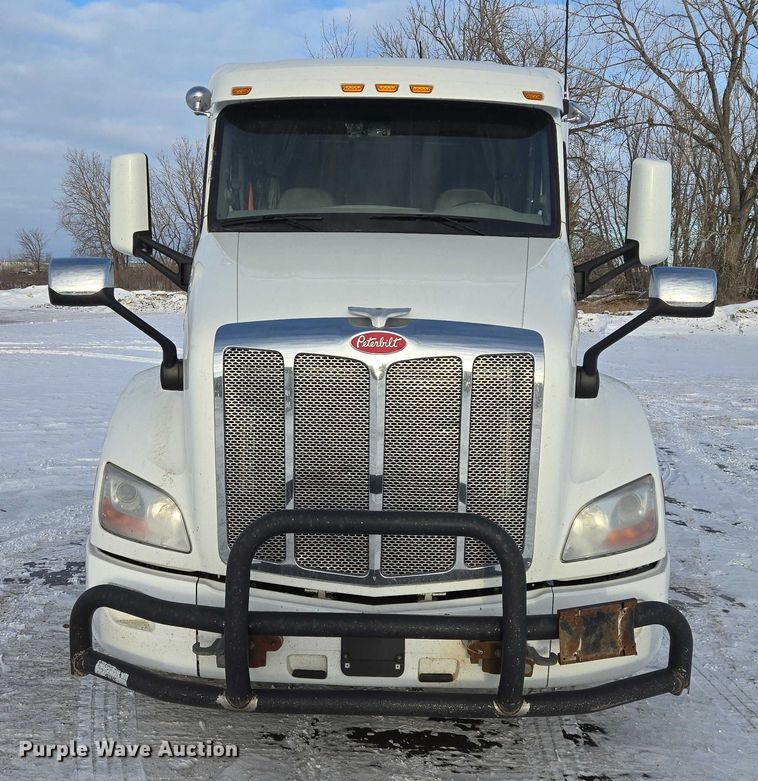 image for item EB1257 2020 Peterbilt 579 semi truck