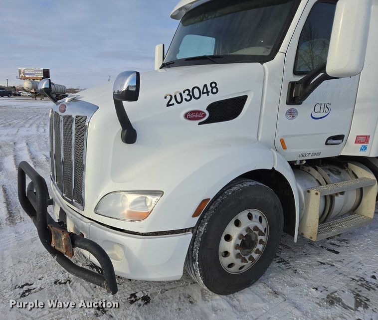 image for item EB1257 2020 Peterbilt 579 semi truck