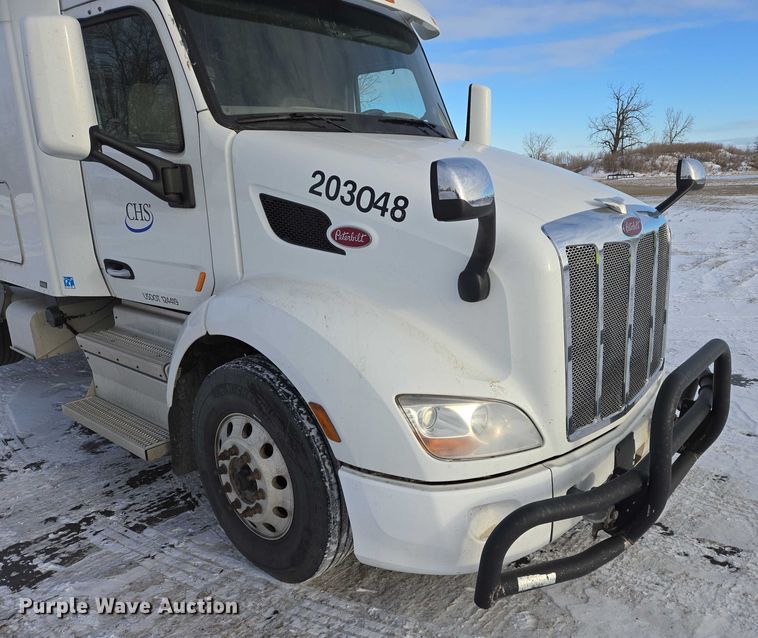 image for item EB1257 2020 Peterbilt 579 semi truck