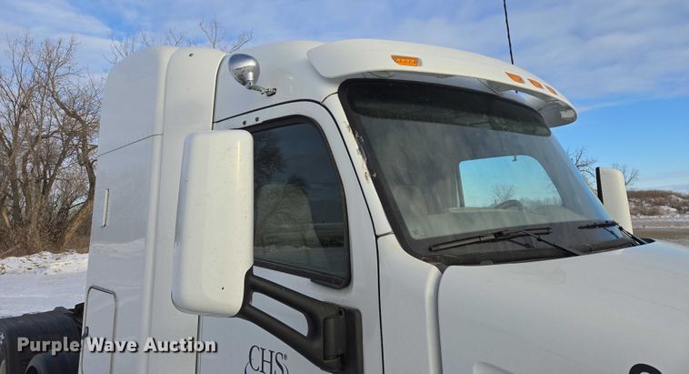 image for item EB1257 2020 Peterbilt 579 semi truck