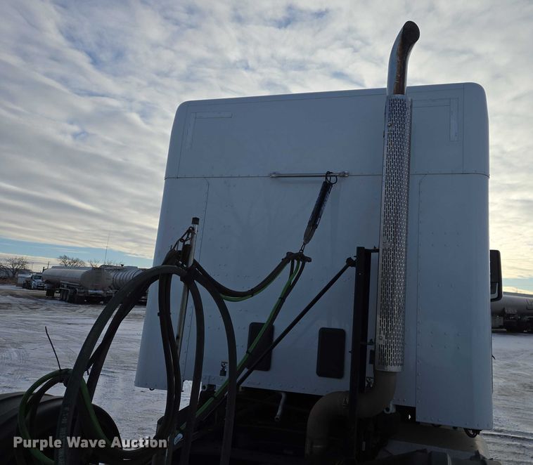 image for item EB1257 2020 Peterbilt 579 semi truck