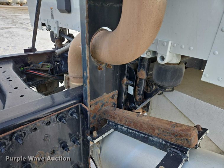 image for item EB1257 2020 Peterbilt 579 semi truck