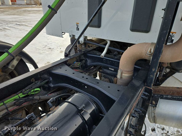 image for item EB1257 2020 Peterbilt 579 semi truck