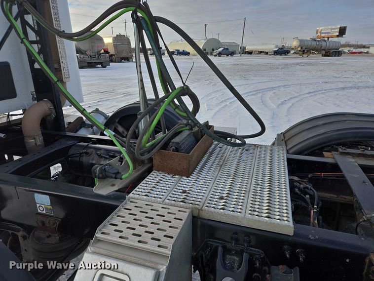 image for item EB1257 2020 Peterbilt 579 semi truck