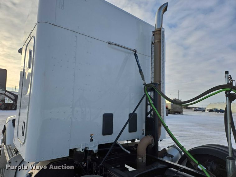 image for item EB1257 2020 Peterbilt 579 semi truck