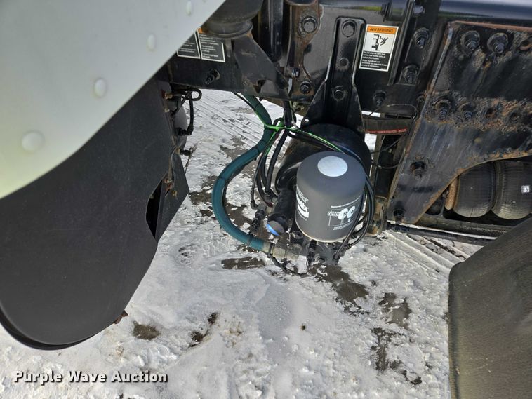 image for item EB1257 2020 Peterbilt 579 semi truck