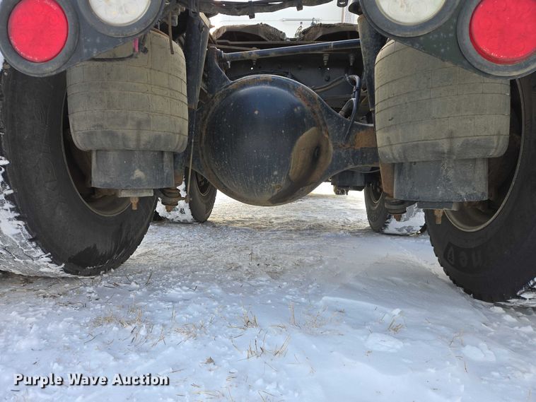 image for item EB1257 2020 Peterbilt 579 semi truck