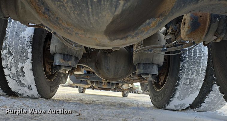 image for item EB1257 2020 Peterbilt 579 semi truck